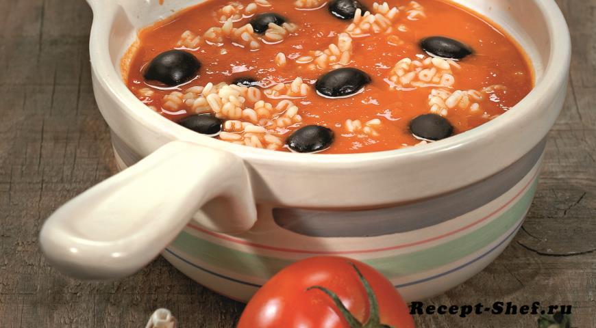 Простой томатный суп с маслинами