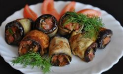 Рулетики из баклажанов с мясным фаршем, помидорами и брынзой