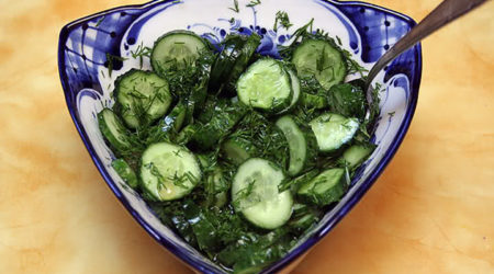 Салат огуречный с зеленью укропа
