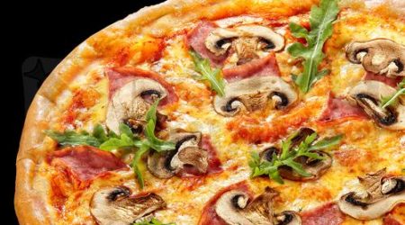Пицца с грибами и ветчиной