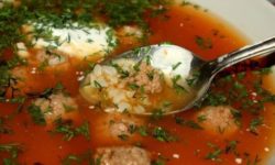 Рисовый суп с томатом и фрикадельками