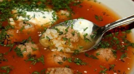 Рисовый суп с томатом и фрикадельками
