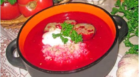 Красный суп из запеченной свеклы и томатного сока
