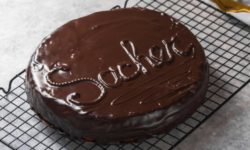 Классический шоколадный торт «Захер»