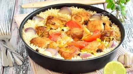 Куриная грудка в панировке, запеченная с рисом и овощами