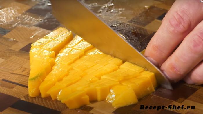 Нарезать мякоть манго
