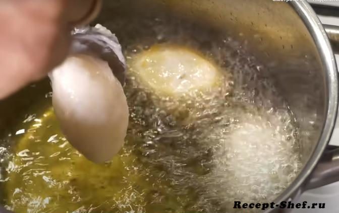 Отправьте сформированный шарик кальмара в раскаленное масло