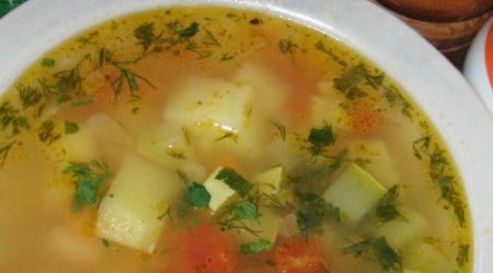 Овощной суп с кабачком, перцем и картофелем