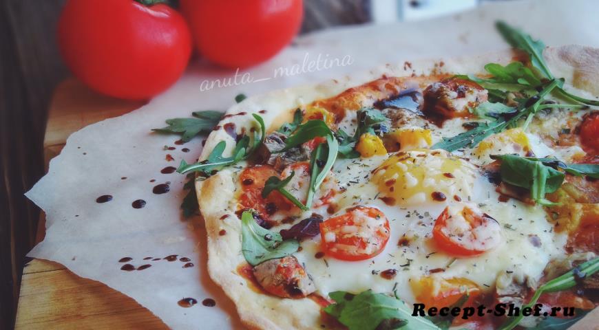 Итальянская пицца с томатами, грибами и яйцом
