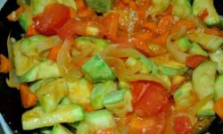 Овощное рагу с кабачком, помидорами и морковью