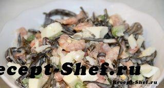 Легкий салат из морской капусты, креветок и яиц