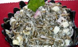 Салат из морской капусты с луком и кукурузой