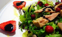 Клубничный салат с тунцом