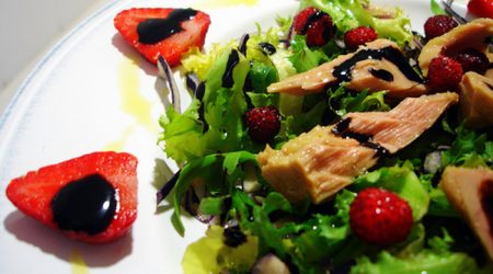 Клубничный салат с тунцом